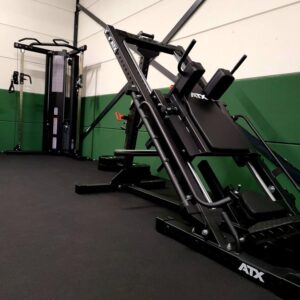Krachtapparaten op de Hi-Tech Granulaatrubber rollen bij gym Dumbbells en Barbells.