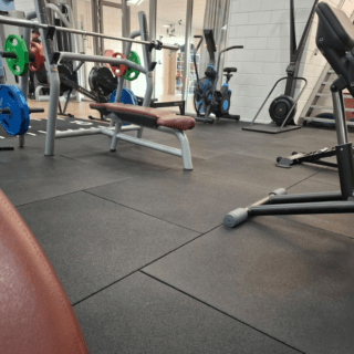 De Bos Extreme 20mm tegels bij Fysio Fitness Middenmeer.