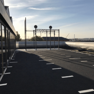 Sprinttrack buiten op een dakterras met speciale belijning